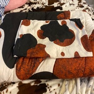 Twin size Cow print comforter comes with 1 pillow case